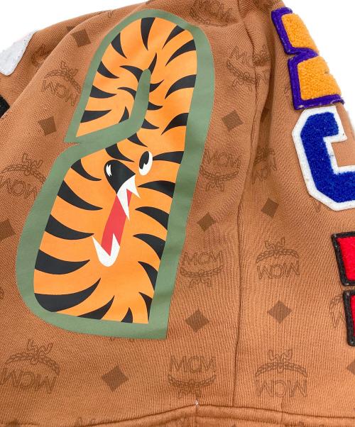 A BATHING APE（ア ベイシング エイプ）A BATHING APE (ア ベイシング エイプ) MCM (エムシーエム) モノグラム総柄シャークフーディ ブラウン サイズ:XLの古着・服飾アイテム
