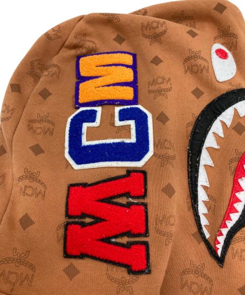 A BATHING APE（ア ベイシング エイプ）A BATHING APE (ア ベイシング エイプ) MCM (エムシーエム) モノグラム総柄シャークフーディ ブラウン サイズ:XLの古着・服飾アイテム
