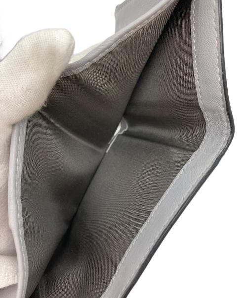 VALENTINO GARAVANI（ヴァレンティノ・ガラヴァーニ）VALENTINO GARAVANI (ヴァレンティノ・ガラヴァーニ) 3つ折り財布 シルバーの古着・服飾アイテム