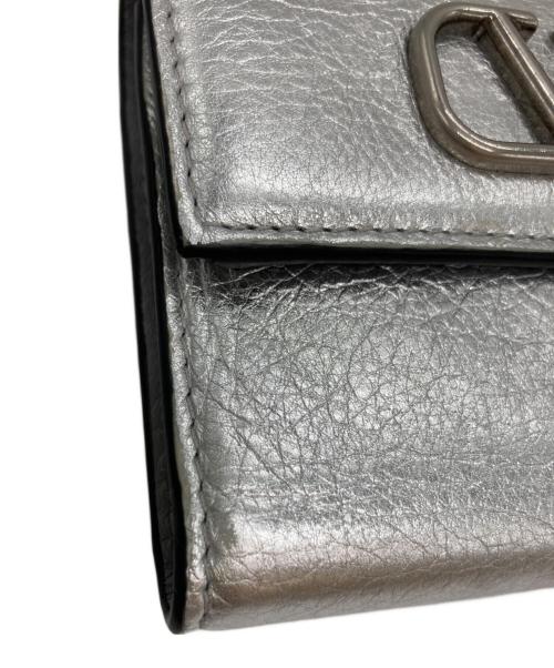 VALENTINO GARAVANI（ヴァレンティノ・ガラヴァーニ）VALENTINO GARAVANI (ヴァレンティノ・ガラヴァーニ) 3つ折り財布 シルバーの古着・服飾アイテム