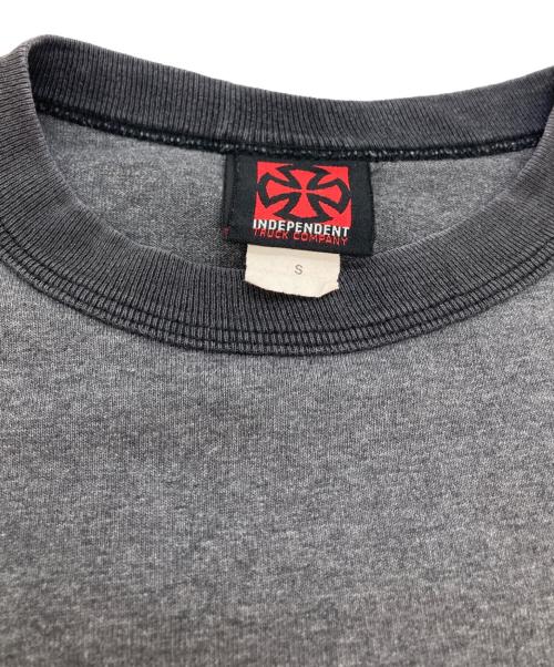 INDEPENDENT（インディペンデント）INDEPENDENT (インディペンデント) アイアンクロスプリントTシャツ グレー サイズ:Sの古着・服飾アイテム