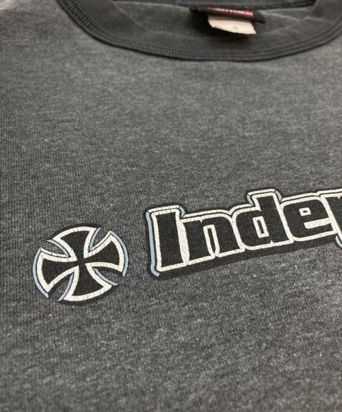 INDEPENDENT（インディペンデント）INDEPENDENT (インディペンデント) アイアンクロスプリントTシャツ グレー サイズ:Sの古着・服飾アイテム