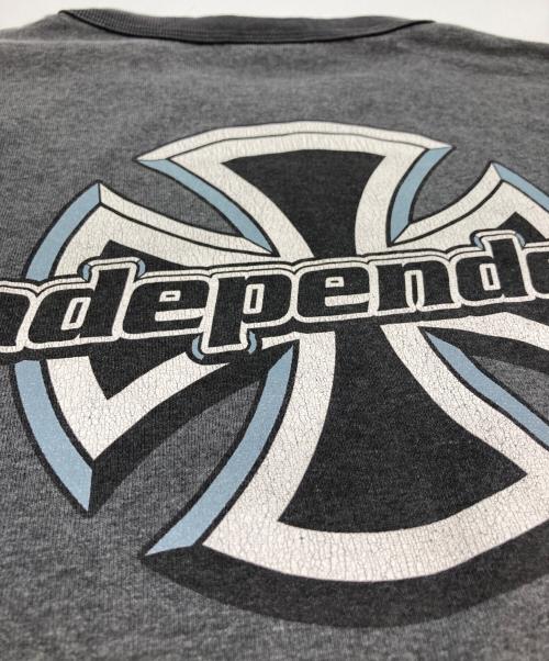 INDEPENDENT（インディペンデント）INDEPENDENT (インディペンデント) アイアンクロスプリントTシャツ グレー サイズ:Sの古着・服飾アイテム