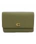 COACH（コーチ）の古着「3つ折り財布/エッセンシャルミディアムフラップウォレット」｜グリーン