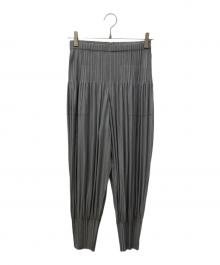 PLEATS PLEASE（プリーツプリーズ）の古着「プリーツテーパードパンツ」｜グレー