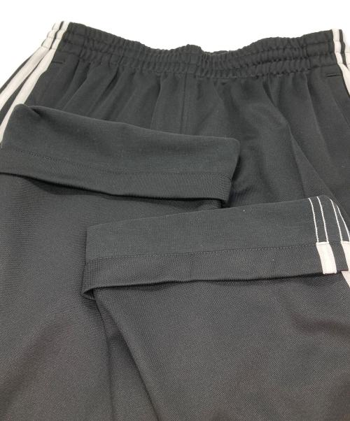 adidas（アディダス）adidas (アディダス) バギーフィットトラックパンツ ブラック サイズ:Mの古着・服飾アイテム