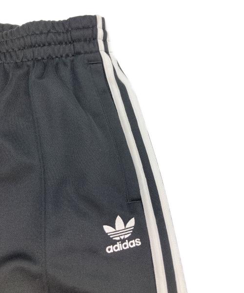 adidas（アディダス）adidas (アディダス) バギーフィットトラックパンツ ブラック サイズ:Mの古着・服飾アイテム