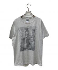 GILDAN（ギルダン）の古着「騙し絵アートTシャツ」｜ライトグレー