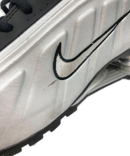 NIKE（ナイキ）NIKE (ナイキ) SHOX R4 METALLIC SILVER/ローカットスニーカー シルバー サイズ:28の古着・服飾アイテム