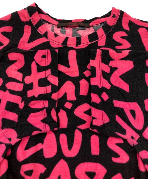LOUIS VUITTON（ルイ ヴィトン）LOUIS VUITTON (ルイ ヴィトン) グラフィティプリントTシャツ ピンク×ブラック サイズ:Sの古着・服飾アイテム