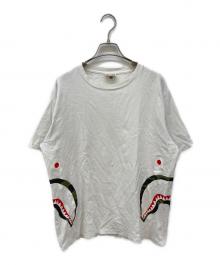 BAPE BY A BATHING APE（ベイプバイアベイシングエイプ）の古着「サイドシャークプリントTシャツ」｜ホワイト