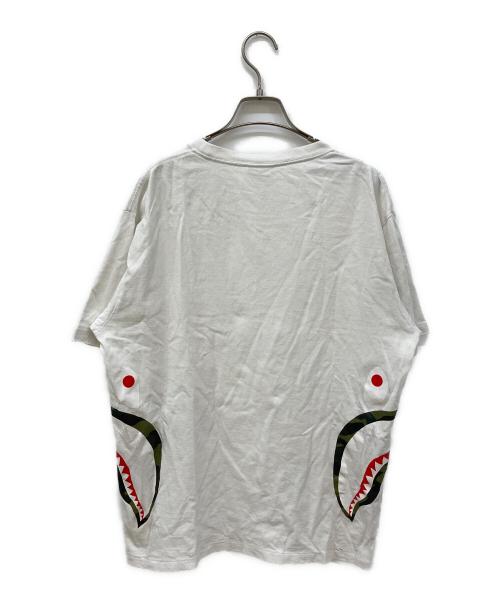 BAPE BY A BATHING APE（ベイプバイアベイシングエイプ）BAPE BY A BATHING APE (ベイプバイアベイシングエイプ) サイドシャークプリントTシャツ ホワイト サイズ:Lの古着・服飾アイテム