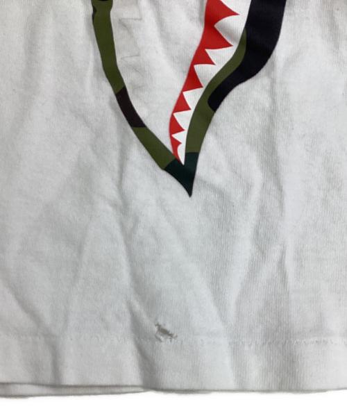 BAPE BY A BATHING APE（ベイプバイアベイシングエイプ）BAPE BY A BATHING APE (ベイプバイアベイシングエイプ) サイドシャークプリントTシャツ ホワイト サイズ:Lの古着・服飾アイテム