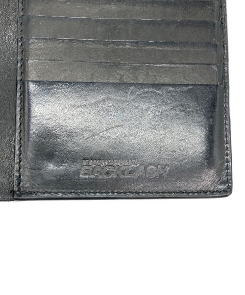 ISAMU KATAYAMA BACKLASH（イサムカタヤマ・バックラッシュ）ISAMU KATAYAMA BACKLASH (イサムカタヤマ・バックラッシュ) 2つ折り財布 ブラックの古着・服飾アイテム