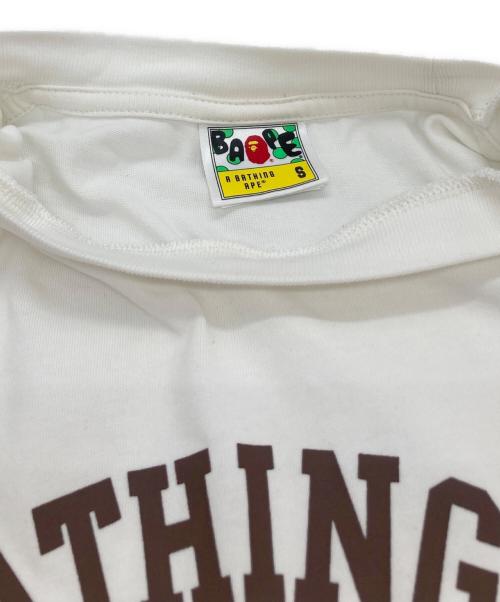 A BATHING APE（アベイシングエイプ）A BATHING APE (アベイシングエイプ) Water Print College Logo Relaxed Fit T-Shirt/プリントTシャツ ホワイト サイズ:Sの古着・服飾アイテム