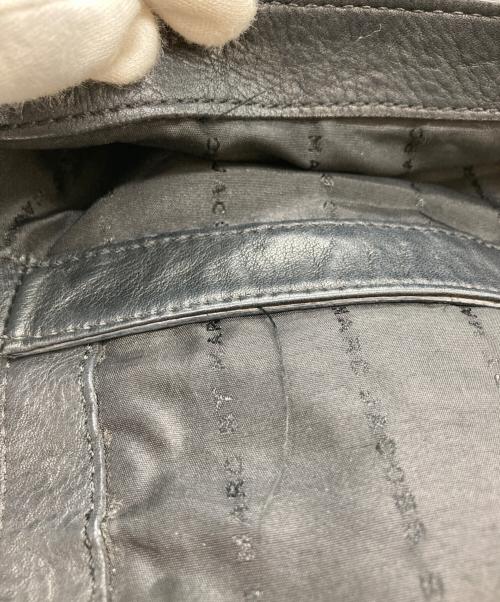 Marc by Marc Jacobs（マークバイマークジェイコブス）Marc by Marc Jacobs (マークバイマークジェイコブス) ターンロックレザーショルダーバッグ ブラックの古着・服飾アイテム