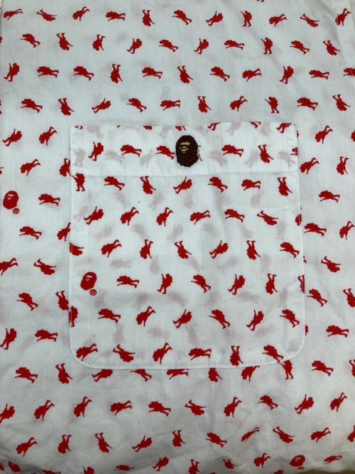 A BATHING APE（アベイシングエイプ）A BATHING APE (アベイシングエイプ) ソルジャー総柄シャツ ホワイト×レッド サイズ:Lの古着・服飾アイテム