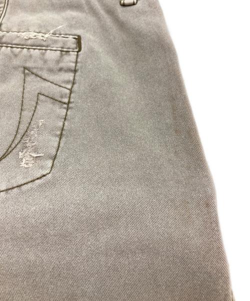 TRUE RELIGION（トゥルー レリジョン）TRUE RELIGION (トゥルー レリジョン) ダメージ加工チノパン/ROMAN PHOENIX CHINO グレー サイズ:91㎝（Ｗ36） 未使用品の古着・服飾アイテム