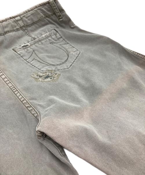 TRUE RELIGION（トゥルー レリジョン）TRUE RELIGION (トゥルー レリジョン) ダメージ加工チノパン/ROMAN PHOENIX CHINO グレー サイズ:91㎝（Ｗ36） 未使用品の古着・服飾アイテム