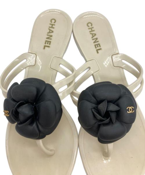 CHANEL（シャネル）CHANEL (シャネル) カメリアビーチサンダル アイボリー×ブラック サイズ:38の古着・服飾アイテム