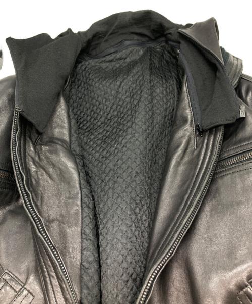 GIANNI VERSACE（ジャンニ・ヴェルサーチ）GIANNI VERSACE (ジャンニ・ヴェルサーチ) フーデッドレザージャケット ブラック サイズ:SIZE 48の古着・服飾アイテム