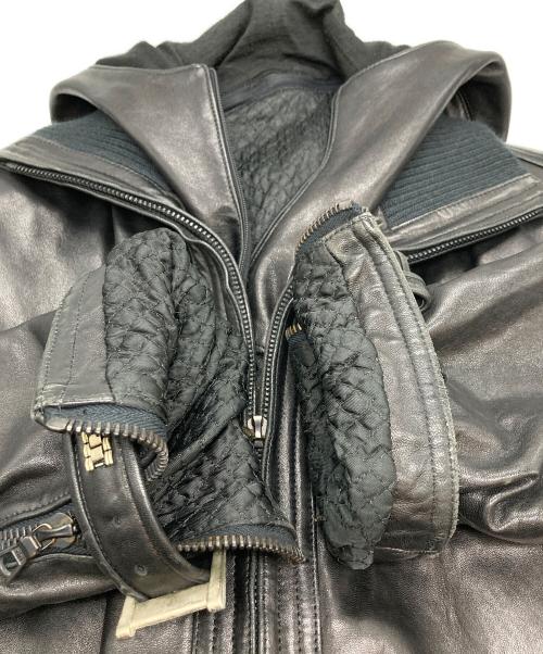 GIANNI VERSACE（ジャンニ・ヴェルサーチ）GIANNI VERSACE (ジャンニ・ヴェルサーチ) フーデッドレザージャケット ブラック サイズ:SIZE 48の古着・服飾アイテム