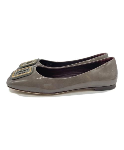 TORY BURCH（トリーバーチ）TORY BURCH (トリーバーチ) GEORGIA パテントフラットパンプス グレー サイズ:5 1/2Cの古着・服飾アイテム