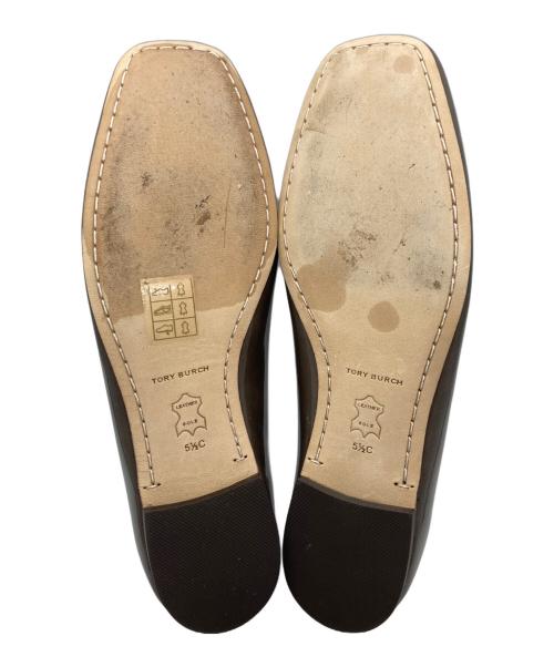 TORY BURCH（トリーバーチ）TORY BURCH (トリーバーチ) GEORGIA パテントフラットパンプス グレー サイズ:5 1/2Cの古着・服飾アイテム