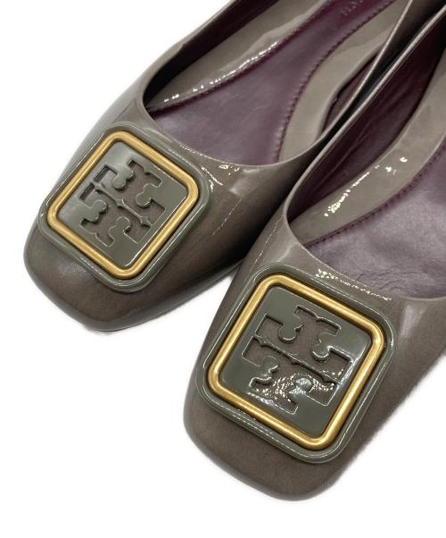 TORY BURCH（トリーバーチ）TORY BURCH (トリーバーチ) GEORGIA パテントフラットパンプス グレー サイズ:5 1/2Cの古着・服飾アイテム