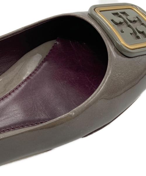 TORY BURCH（トリーバーチ）TORY BURCH (トリーバーチ) GEORGIA パテントフラットパンプス グレー サイズ:5 1/2Cの古着・服飾アイテム