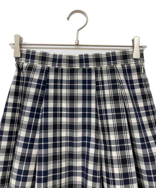 23区（ニジュウサンク）23区 (ニジュウサンク) チェックタフタロングフレアースカート ホワイト×ネイビー サイズ:36の古着・服飾アイテム