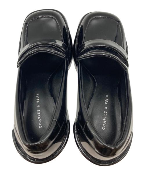 CHARLES & KEITH（チャールズアンドキース）CHARLES & KEITH (チャールズアンドキース) ルラ パテントプラットフォームローファー ブラック サイズ:23の古着・服飾アイテム