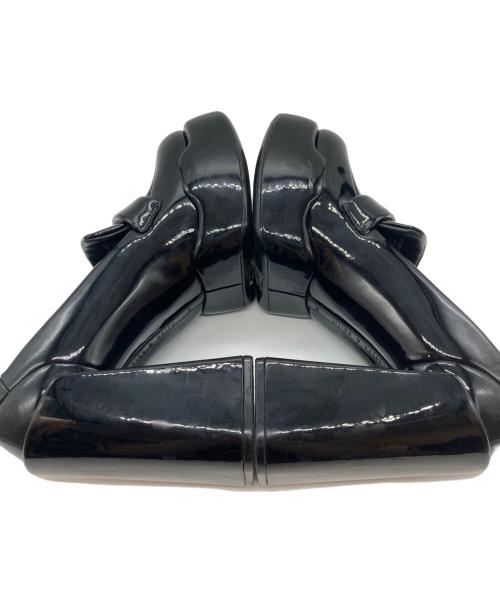 CHARLES & KEITH（チャールズアンドキース）CHARLES & KEITH (チャールズアンドキース) ルラ パテントプラットフォームローファー ブラック サイズ:23の古着・服飾アイテム