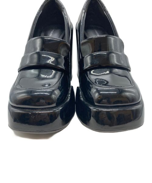CHARLES & KEITH（チャールズアンドキース）CHARLES & KEITH (チャールズアンドキース) ルラ パテントプラットフォームローファー ブラック サイズ:23の古着・服飾アイテム