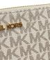 中古・古着 MICHAEL KORS (マイケル・コース) ラウンドファスナーロゴラウンドウォレット ホワイト：6000円