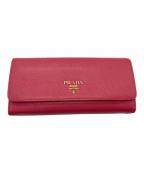 PRADAプラダ）の古着「ロゴプレートフラップロングウォレット」｜ピンク