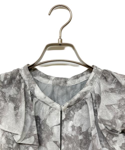 COCODEAL（ココディール）COCODEAL (ココディール) 線画フラワーフリルプリーツワンピース グレー サイズ:2の古着・服飾アイテム