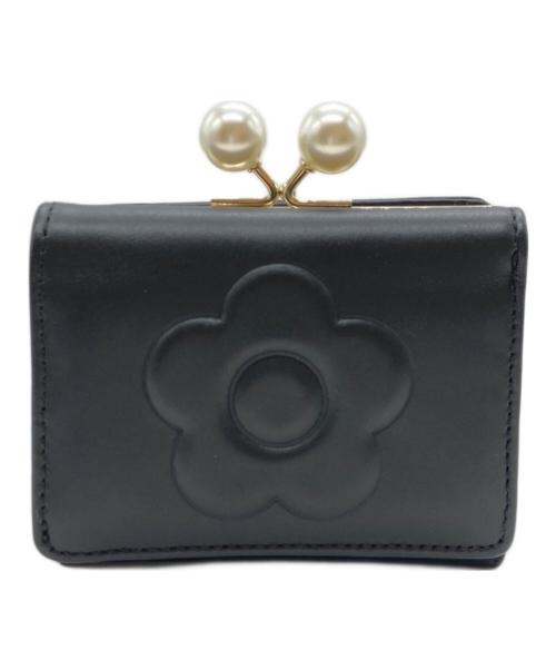 MARY QUANT（マリークヮント）MARY QUANT (マリークヮント) エンボスデイジーパール ミニウォレット ブラックの古着・服飾アイテム