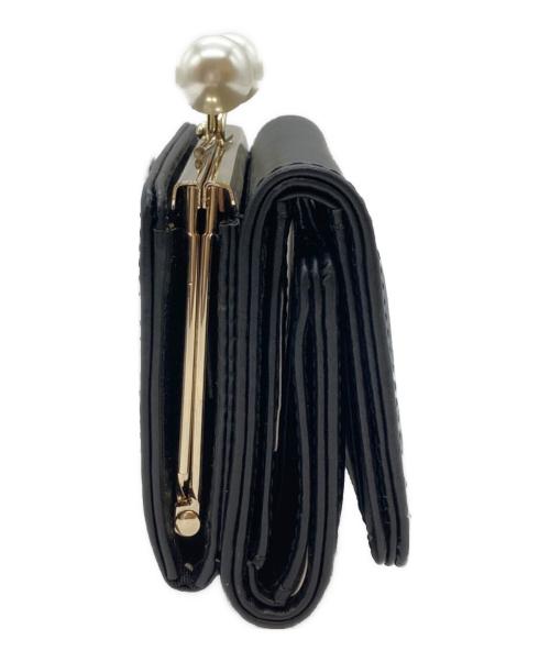 MARY QUANT（マリークヮント）MARY QUANT (マリークヮント) エンボスデイジーパール ミニウォレット ブラックの古着・服飾アイテム