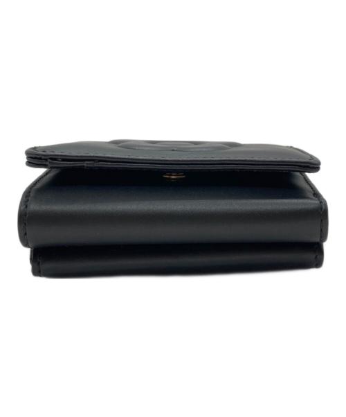 MARY QUANT（マリークヮント）MARY QUANT (マリークヮント) エンボスデイジーパール ミニウォレット ブラックの古着・服飾アイテム