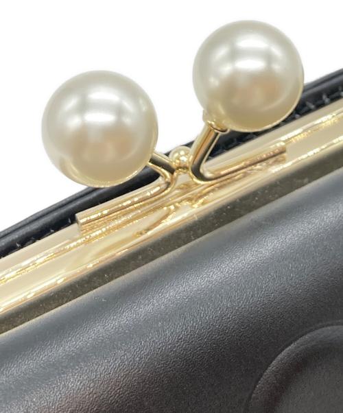 MARY QUANT（マリークヮント）MARY QUANT (マリークヮント) エンボスデイジーパール ミニウォレット ブラックの古着・服飾アイテム