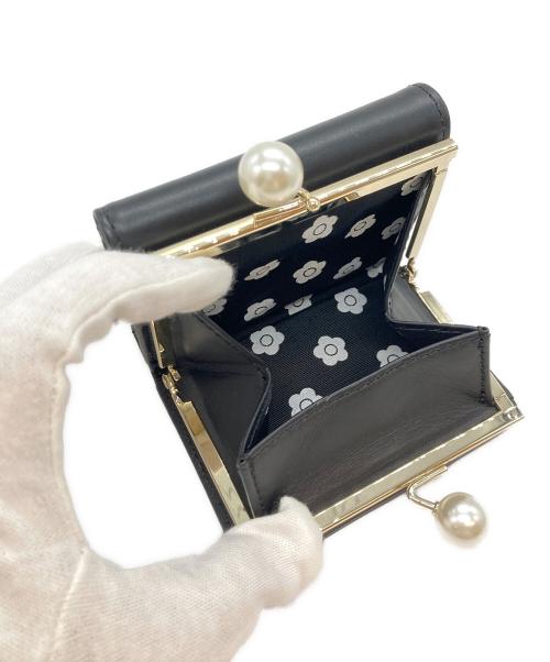 MARY QUANT（マリークヮント）MARY QUANT (マリークヮント) エンボスデイジーパール ミニウォレット ブラックの古着・服飾アイテム