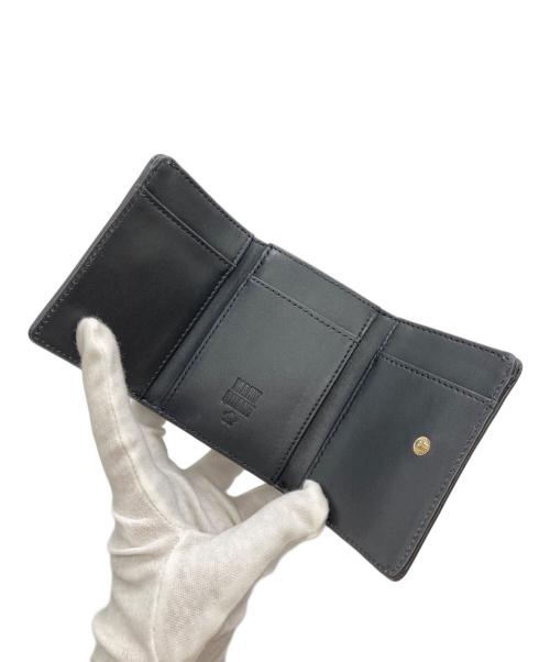 MARY QUANT（マリークヮント）MARY QUANT (マリークヮント) エンボスデイジーパール ミニウォレット ブラックの古着・服飾アイテム