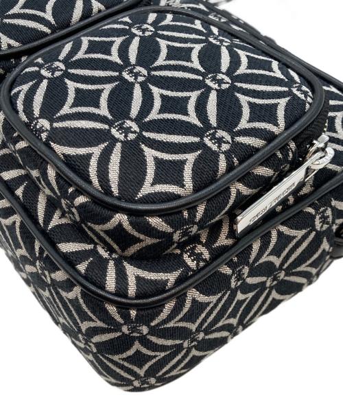 MICHAEL KORS（マイケル・コース）MICHAEL KORS (マイケルコース) JET SET ITEM ロゴジャカード クロスボディ ウィズ テックアタッチ ブラックの古着・服飾アイテム