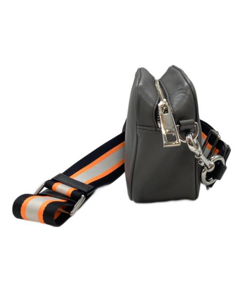 MARC JACOBS（マークジェイコブス）MARC JACOBS (マークジェイコブス) エンボスレザーショルダーバッグ グレーの古着・服飾アイテム