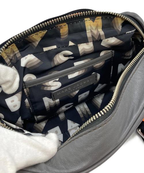 MARC JACOBS（マークジェイコブス）MARC JACOBS (マークジェイコブス) エンボスレザーショルダーバッグ グレーの古着・服飾アイテム