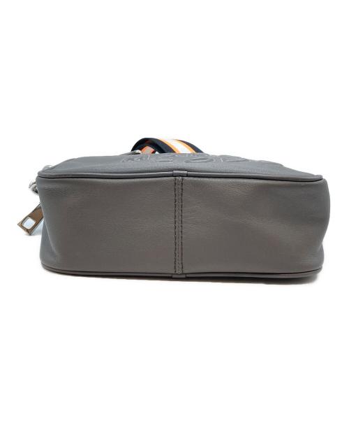MARC JACOBS（マークジェイコブス）MARC JACOBS (マークジェイコブス) エンボスレザーショルダーバッグ グレーの古着・服飾アイテム
