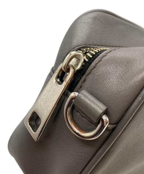 MARC JACOBS（マークジェイコブス）MARC JACOBS (マークジェイコブス) エンボスレザーショルダーバッグ グレーの古着・服飾アイテム