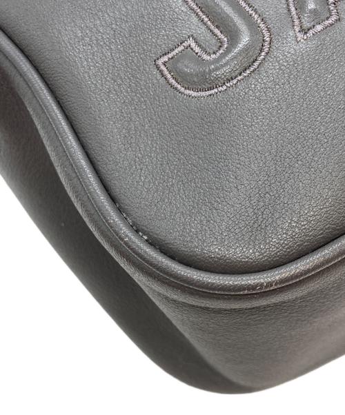 MARC JACOBS（マークジェイコブス）MARC JACOBS (マークジェイコブス) エンボスレザーショルダーバッグ グレーの古着・服飾アイテム
