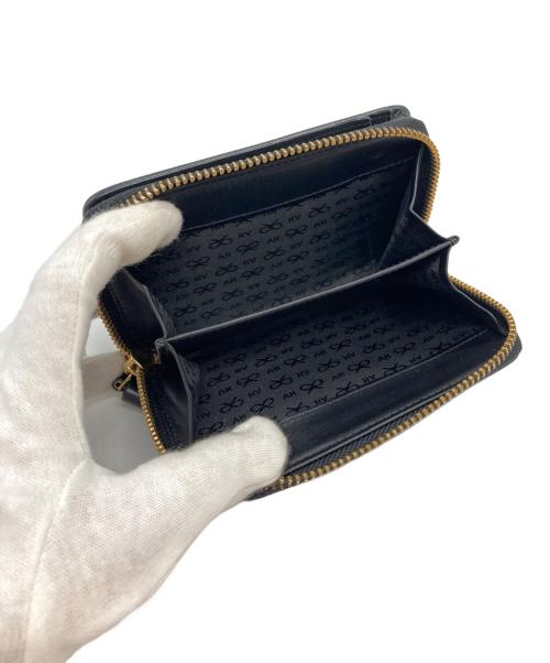 ANYA HINDMARCH（アニヤ・ハインドマーチ）ANYA HINDMARCH (アニヤ・ハインドマーチ) レザー2つ折り財布 ブラックの古着・服飾アイテム